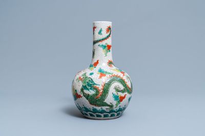 Un vase de forme bouteille en porcelaine de Chine famille verte à fond craquelé, 19/20ème