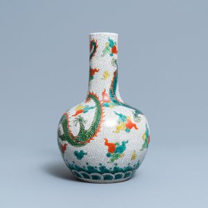 Un vase de forme bouteille en porcelaine de Chine famille verte à fond craquelé, 19/20ème — photo 4