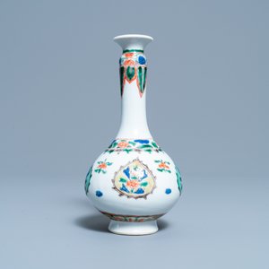 Un vase de forme bouteille en porcelaine de Chine famille verte, Kangxi — photo 2