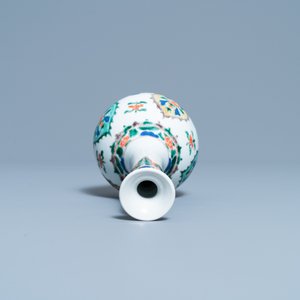 Un vase de forme bouteille en porcelaine de Chine famille verte, Kangxi — photo 5