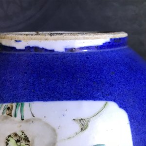 Un vase de forme bouteille en porcelaine de Chine famille verte sur fond bleu poudré, 19ème — photo 11