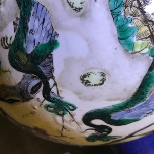 Un vase de forme bouteille en porcelaine de Chine famille verte sur fond bleu poudré, 19ème — photo 12