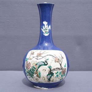 Un vase de forme bouteille en porcelaine de Chine famille verte sur fond bleu poudré, 19ème — photo 14