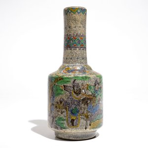 Un vase de forme bouteille en porcelaine de Chine famille verte sur fond craquelé, 19ème — photo 2