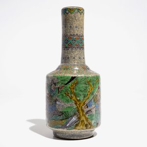 Un vase de forme bouteille en porcelaine de Chine famille verte sur fond craquelé, 19ème — photo 5