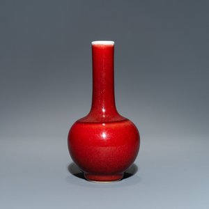 Un vase de forme bouteille en porcelaine de Chine langyao monochrome, marque de Kangxi, 19/20ème — photo 1