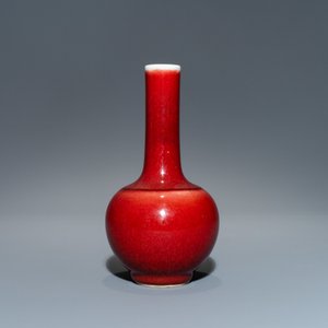 Un vase de forme bouteille en porcelaine de Chine langyao monochrome, marque de Kangxi, 19/20ème — photo 2