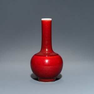 Un vase de forme bouteille en porcelaine de Chine langyao monochrome, marque de Kangxi, 19/20ème — photo 4
