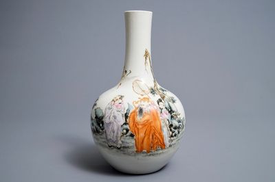 Un vase de forme bouteille en porcelaine de Chine, marque de Qianlong, République, 20ème