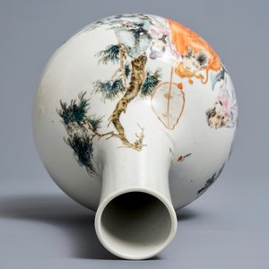 Un vase de forme bouteille en porcelaine de Chine, marque de Qianlong, République, 20ème — photo 6