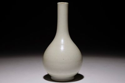 Un vase de forme bouteille en porcelaine de Chine monochrome blanc à décor anhua de d'un dragon, 18/19ème