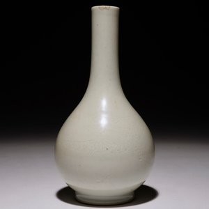 Un vase de forme bouteille en porcelaine de Chine monochrome blanc à décor anhua de d'un dragon, 18/19ème — photo 1