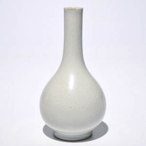 Un vase de forme bouteille en porcelaine de Chine monochrome blanc à décor anhua de d'un dragon, 18/19ème — photo 11