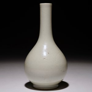Un vase de forme bouteille en porcelaine de Chine monochrome blanc à décor anhua de d'un dragon, 18/19ème — photo 2