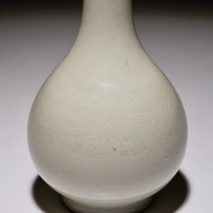 Un vase de forme bouteille en porcelaine de Chine monochrome blanc à décor anhua de d'un dragon, 18/19ème — photo 5