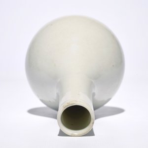 Un vase de forme bouteille en porcelaine de Chine monochrome blanc à décor anhua de d'un dragon, 18/19ème — photo 7