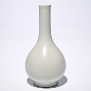 Un vase de forme bouteille en porcelaine de Chine monochrome blanc à décor anhua de d'un dragon, 18/19ème — photo 10