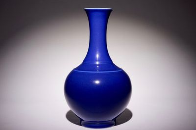 Un vase de forme bouteille en porcelaine de Chine monochrome bleu, marque et époque de Guangxu