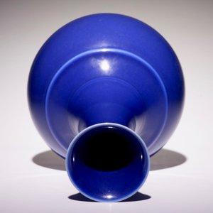 Un vase de forme bouteille en porcelaine de Chine monochrome bleu, marque et époque de Guangxu — photo 2