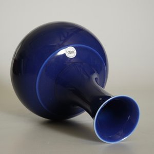 Un vase de forme bouteille en porcelaine de Chine monochrome bleu, marque et époque de Guangxu — photo 5