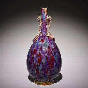 Un vase de forme bouteille en porcelaine de Chine monochrome flambé, 19ème — photo 1