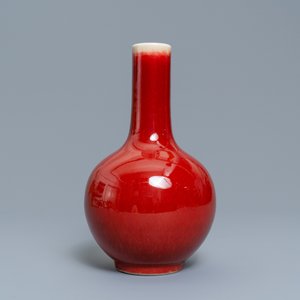 Un vase de forme bouteille en porcelaine de Chine monochrome langyao, 18/19ème — photo 2