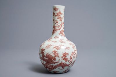 Un vase de forme bouteille en porcelaine de Chine rouge de cuivre aux dragons, 19/20ème