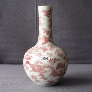 Un vase de forme bouteille en porcelaine de Chine rouge de cuivre aux dragons, 19/20ème — photo 11