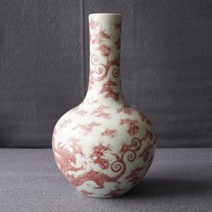 Un vase de forme bouteille en porcelaine de Chine rouge de cuivre aux dragons, 19/20ème — photo 13