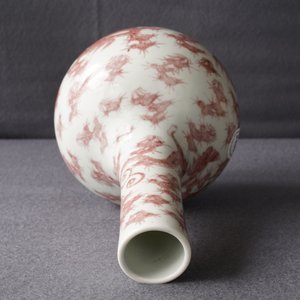 Un vase de forme bouteille en porcelaine de Chine rouge de cuivre aux dragons, 19/20ème — photo 16