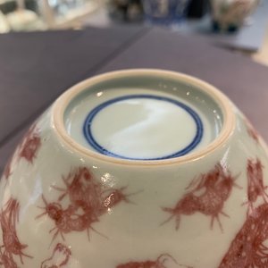 Un vase de forme bouteille en porcelaine de Chine rouge de cuivre aux dragons, 19/20ème — photo 21