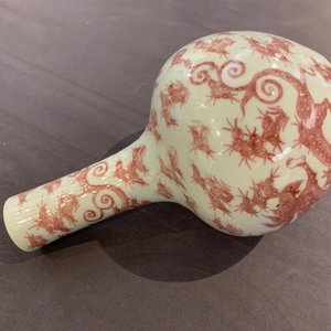 Un vase de forme bouteille en porcelaine de Chine rouge de cuivre aux dragons, 19/20ème — photo 22