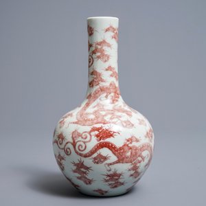 Un vase de forme bouteille en porcelaine de Chine rouge de cuivre aux dragons, 19/20ème — photo 3