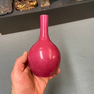 Un vase de forme bouteille en porcelaine de Chine rouge de rubis monochrome, Qing — photo 15