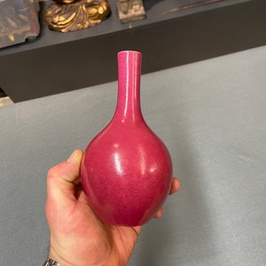 Un vase de forme bouteille en porcelaine de Chine rouge de rubis monochrome, Qing — photo 16
