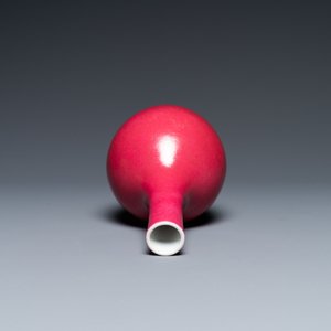 Un vase de forme bouteille en porcelaine de Chine rouge de rubis monochrome, Qing — photo 5