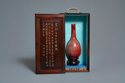 Un vase de forme bouteille en porcelaine de Chine rouge monochrome dans sa boîte de présentation, République
