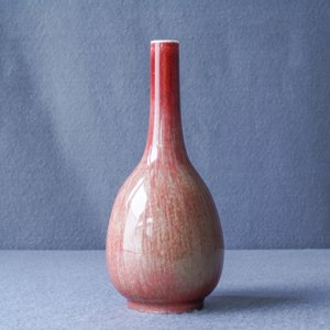 Un vase de forme bouteille en porcelaine de Chine rouge monochrome dans sa boîte de présentation, République — photo 12