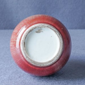 Un vase de forme bouteille en porcelaine de Chine rouge monochrome dans sa boîte de présentation, République — photo 13