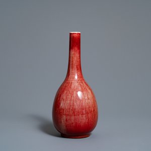 Un vase de forme bouteille en porcelaine de Chine rouge monochrome dans sa boîte de présentation, République — photo 4