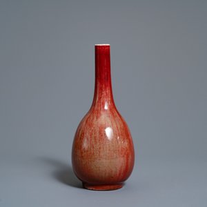 Un vase de forme bouteille en porcelaine de Chine rouge monochrome dans sa boîte de présentation, République — photo 6