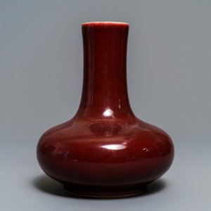 Un vase de forme bouteille en porcelaine de Chine rouge monochrome, Kangxi — photo 3