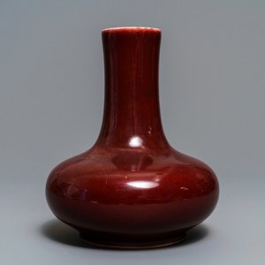 Un vase de forme bouteille en porcelaine de Chine rouge monochrome, Kangxi — photo 4