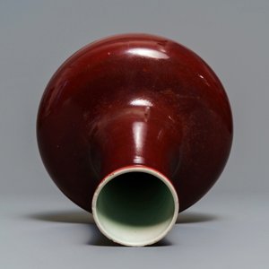 Un vase de forme bouteille en porcelaine de Chine rouge monochrome, Kangxi — photo 6