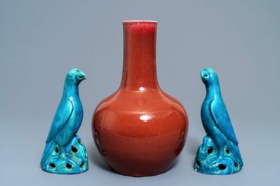 Un vase de forme bouteille en porcelaine de Chine sang de boeuf et deux perroquets en turquoise, 19/20ème