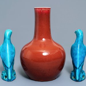 Un vase de forme bouteille en porcelaine de Chine sang de boeuf et deux perroquets en turquoise, 19/20ème — photo 4