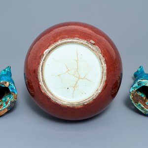 Un vase de forme bouteille en porcelaine de Chine sang de boeuf et deux perroquets en turquoise, 19/20ème — photo 5