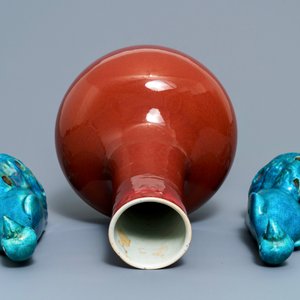 Un vase de forme bouteille en porcelaine de Chine sang de boeuf et deux perroquets en turquoise, 19/20ème — photo 6