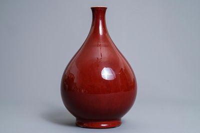 Un vase de forme bouteille en porcelaine de Chine sang de boeuf monochrome, 18/19ème