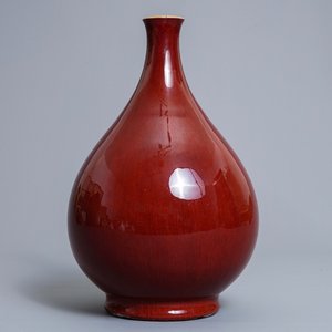 Un vase de forme bouteille en porcelaine de Chine sang de boeuf monochrome, 18/19ème — photo 1